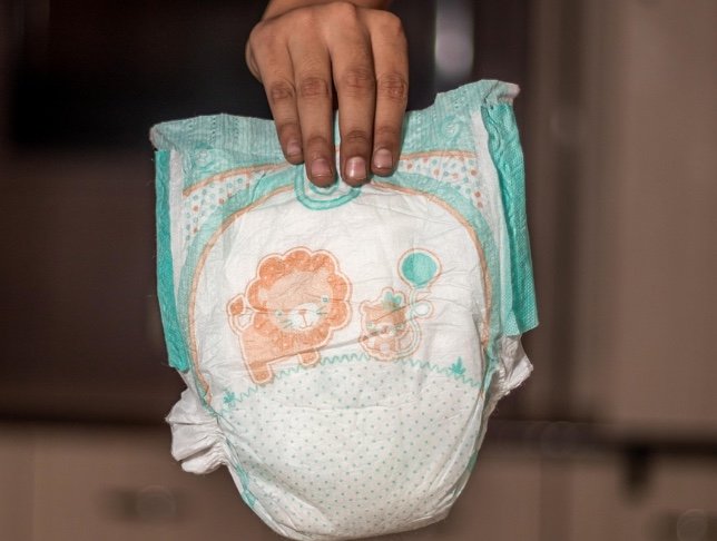Homem é preso após sair para comprar fraldas, voltar sem elas e se envolver em confusão com a esposa em Manaus