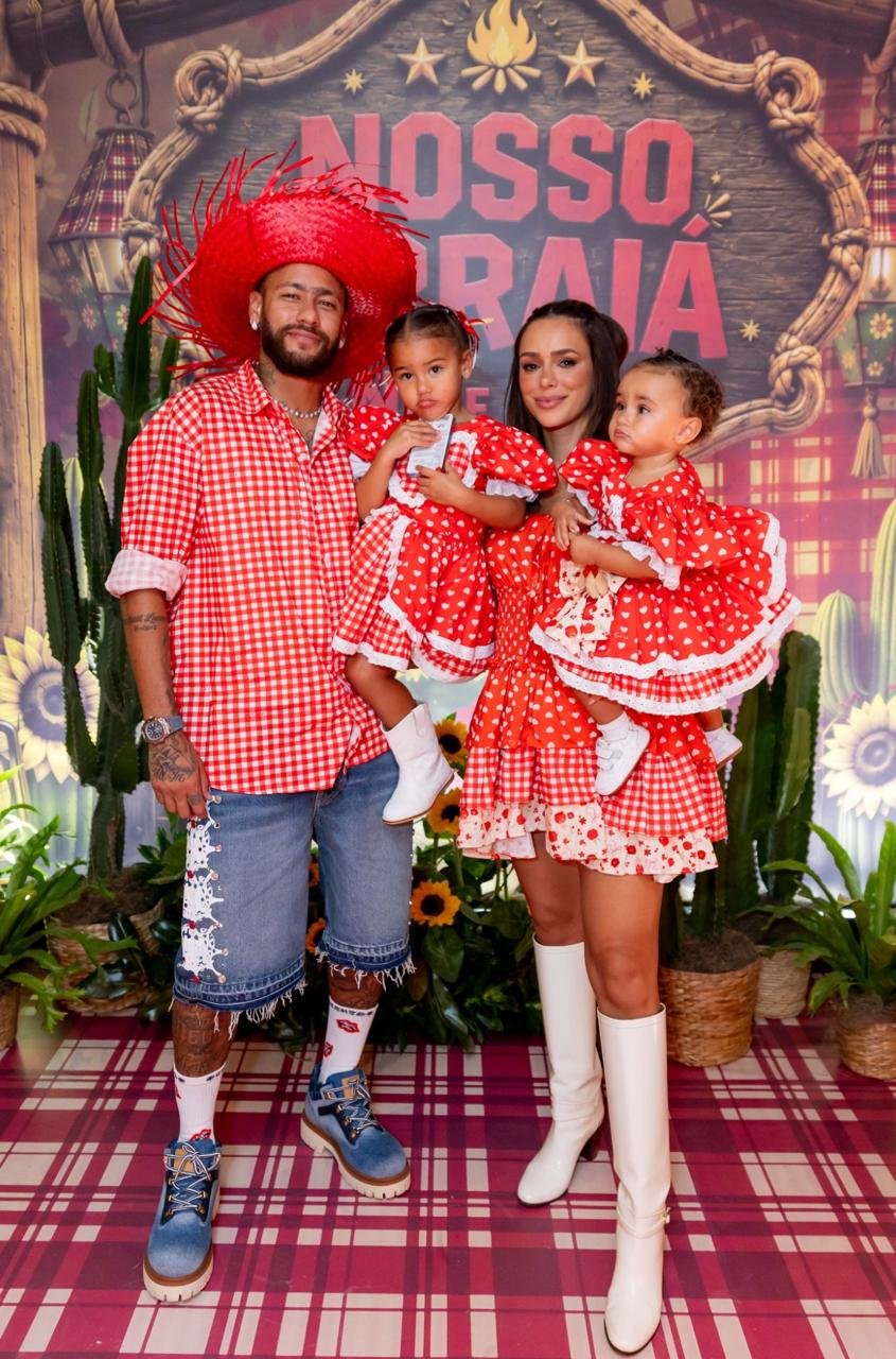 Neymar e Bruna Biancardi fazem arraial fora de época; veja fotos