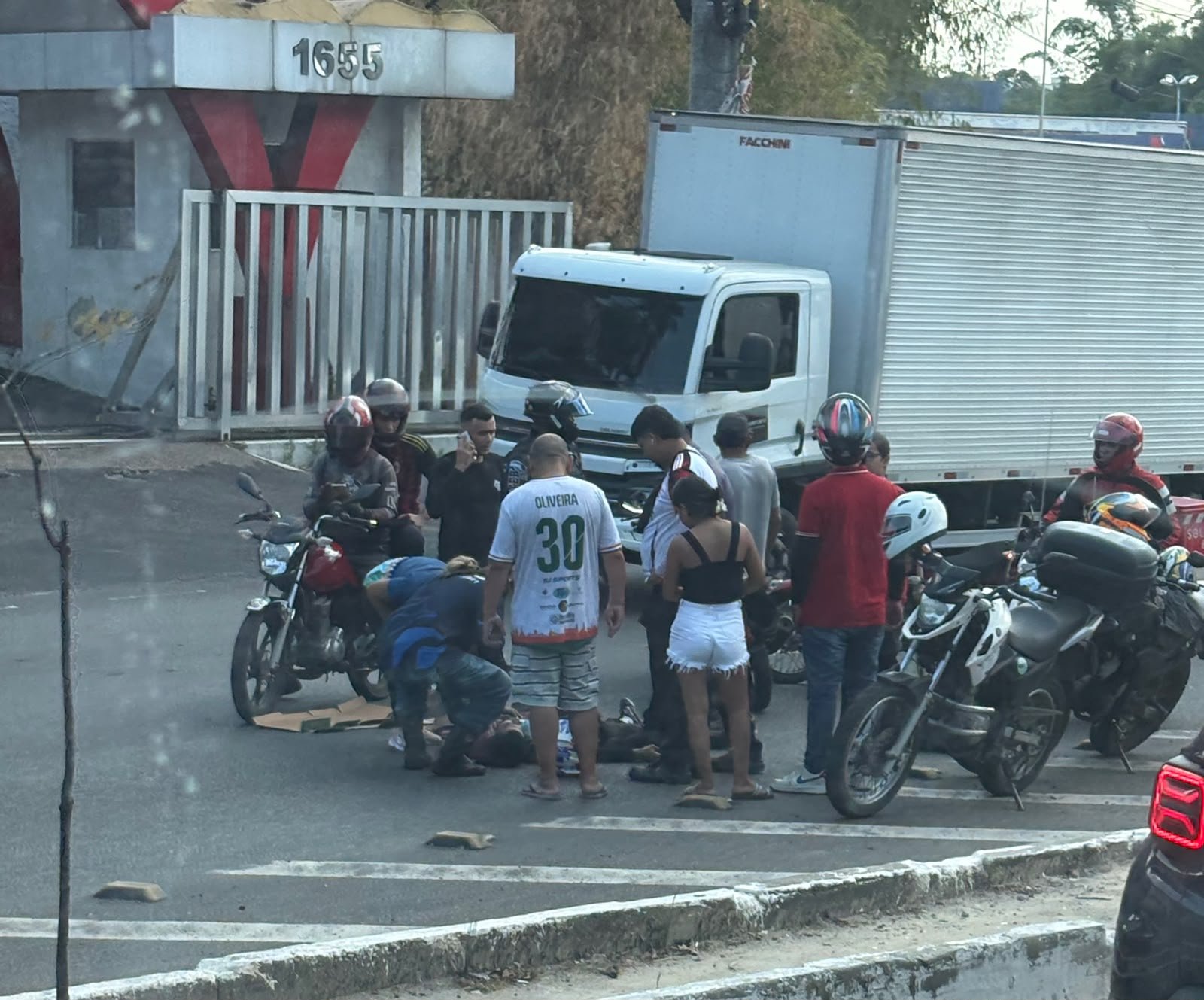 Ocupantes de moto são arremessados após acidente na Avenida Rodrigo Otávio