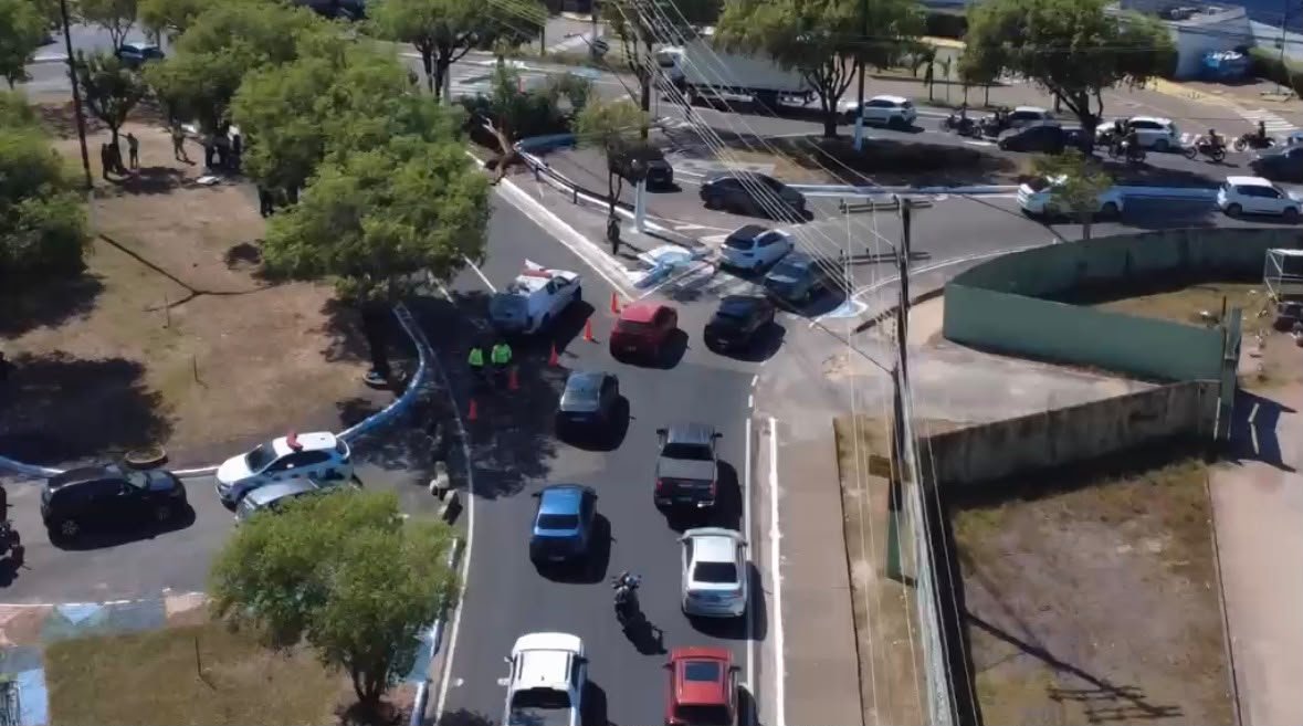 Acidente com ônibus no São Jorge gera longas filas de veículos e desvios