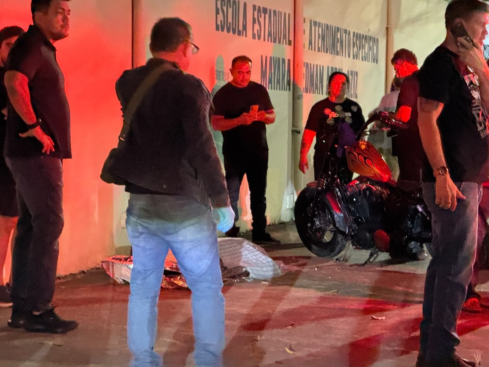 Condutor de Harley-Davidson perde o controle e morre ao colidir com muro no Adrianópolis