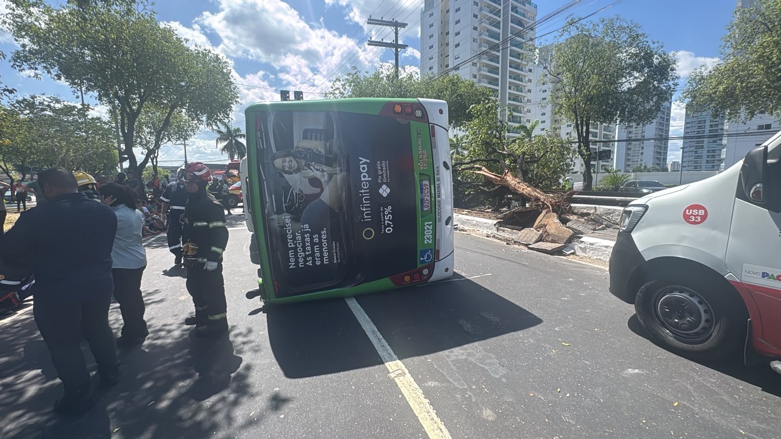 Ônibus perde o controle, bate em árvore e tomba com passageiros em Manaus