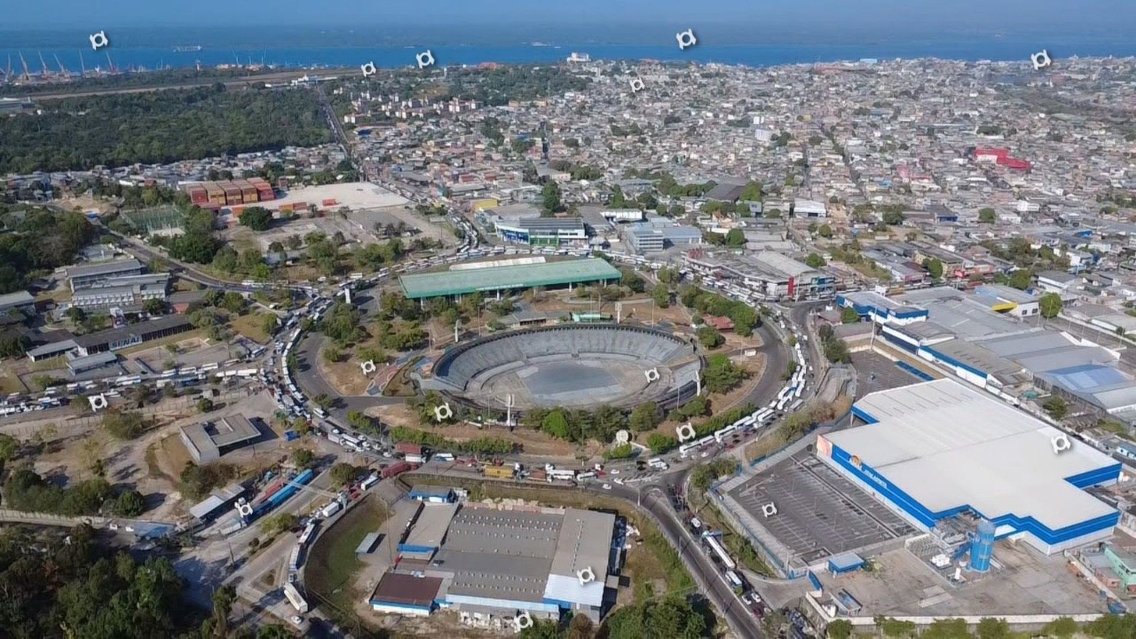 Prefeitura nega vínculo com paralisação do transporte especial e envia agentes para vias afetadas