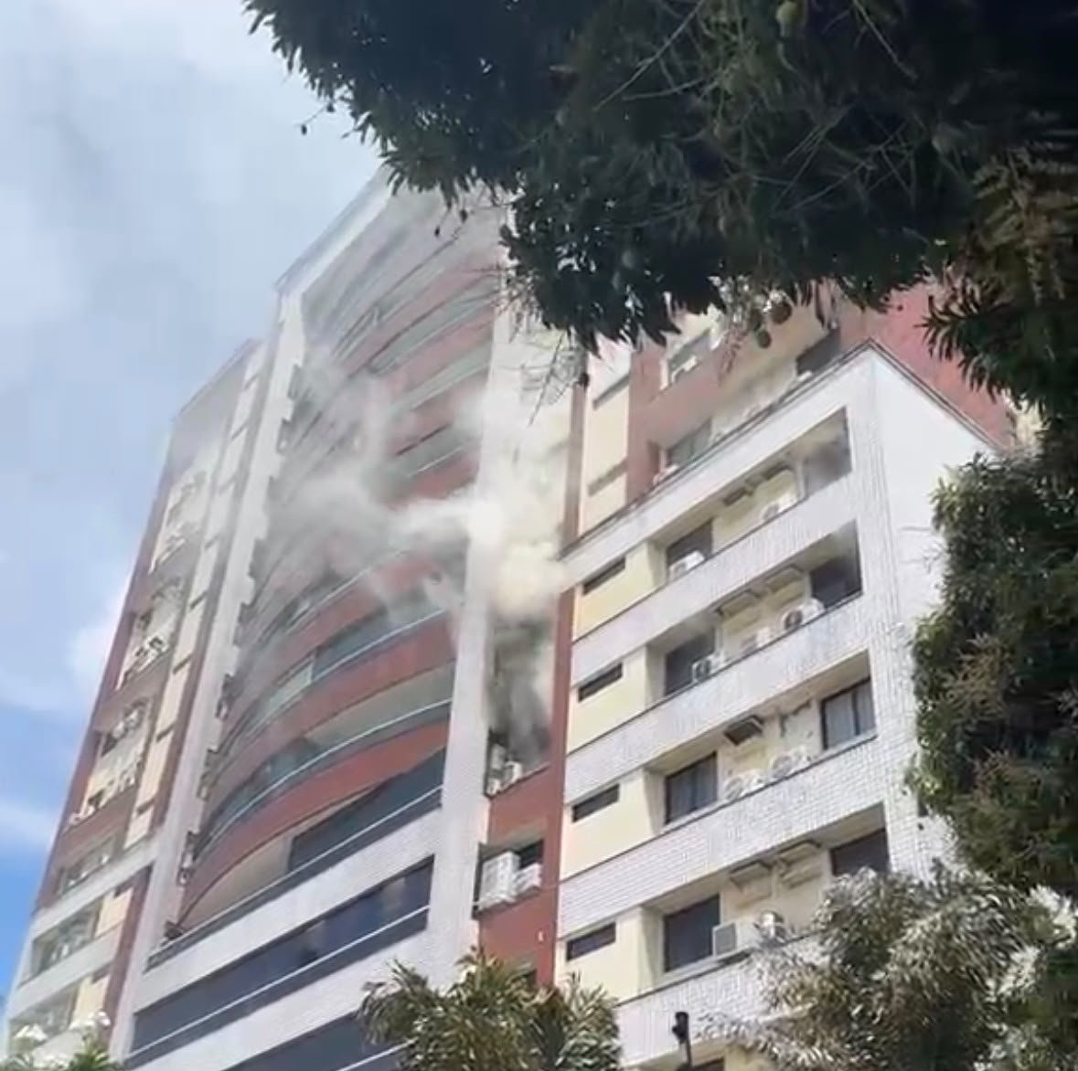 Prédio é evacuado após incêndio no Vieiralves; dez pessoas recebem atendimento