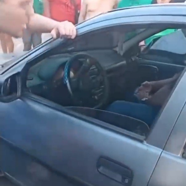 Motorista é perseguido e baleado dentro de carro em avenida no Cachoeirinha