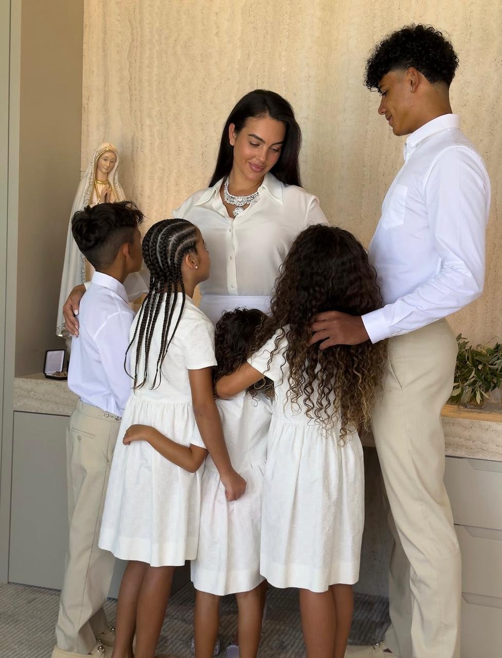 Georgina Rodríguez adota filhos de Cristiano Ronaldo após casamento