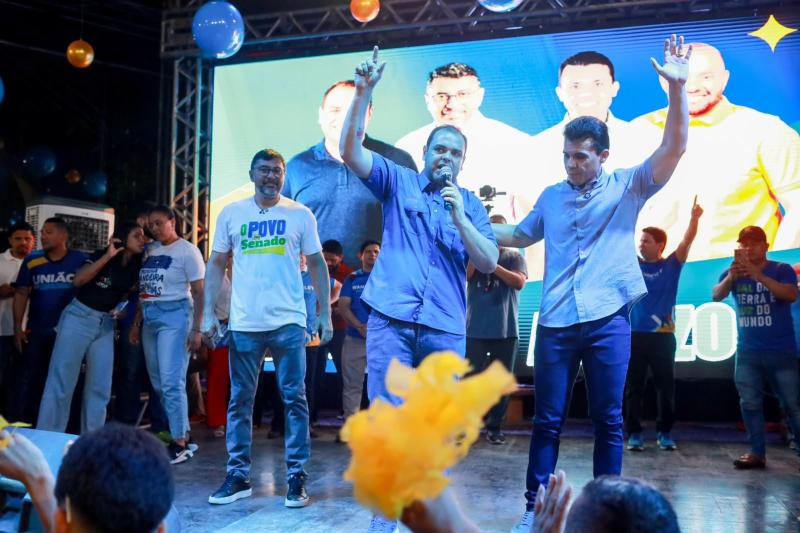 Roberto Cidade detalha proposta de Auxílio Estadual de R$ 250 em ato na Zona Norte de Manaus