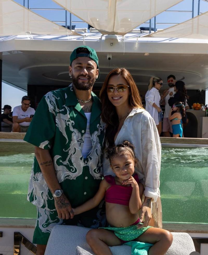 Bruna Biancardi mostra dia de folga com Neymar em iate de R$ 120 milhões
