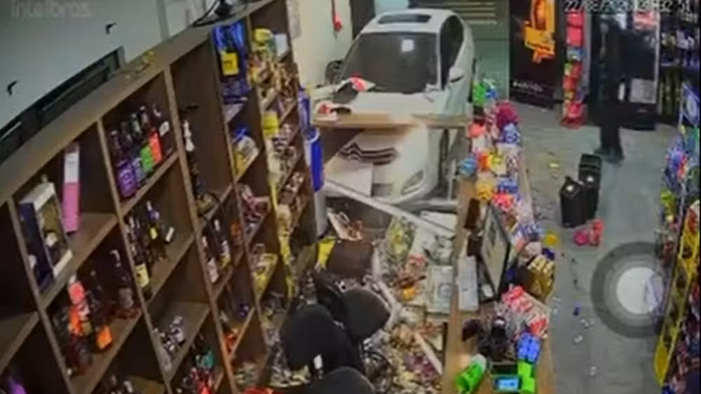 Carro desgovernado invade e destrói loja de bebidas em Santa Catarina