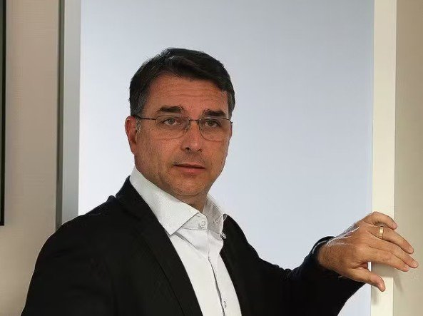 Patrimônio de Flávio Bolsonaro cresce 370% desde última eleição; confira