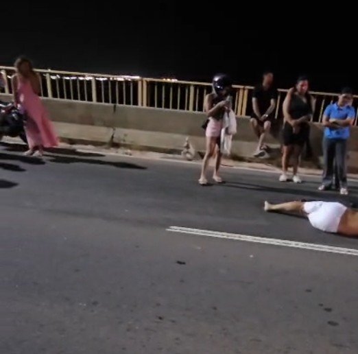 Homem morre ao ser atingido por moto enquanto consertava carro na Ponte Rio Negro