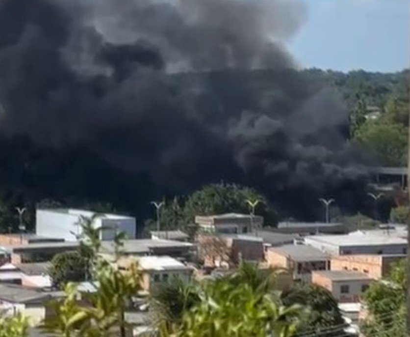 Fogo em terreno baldio mobiliza bombeiros e assusta moradores na Zona Norte de Manaus
