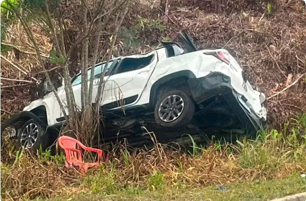 Quatro pessoas ficam feridas em colisão entre dois carros na BR-174
