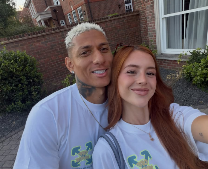Jogador Richarlison pede Amanda Araújo em casamento