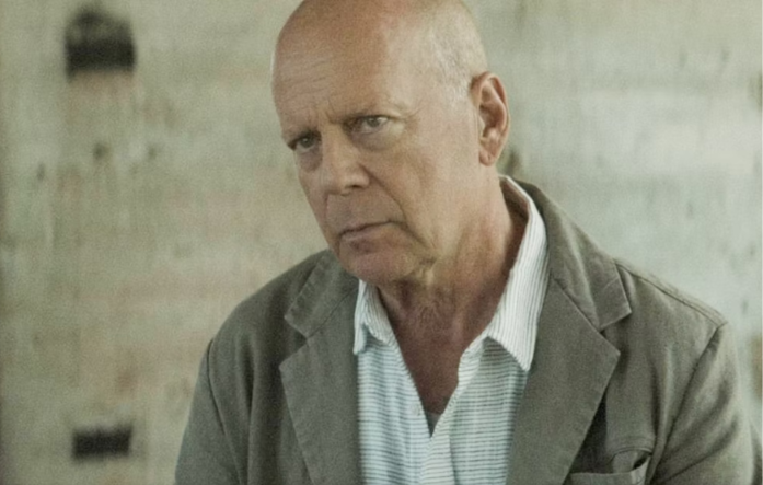 Bruce Willis surge em foto rara no casamento da filha