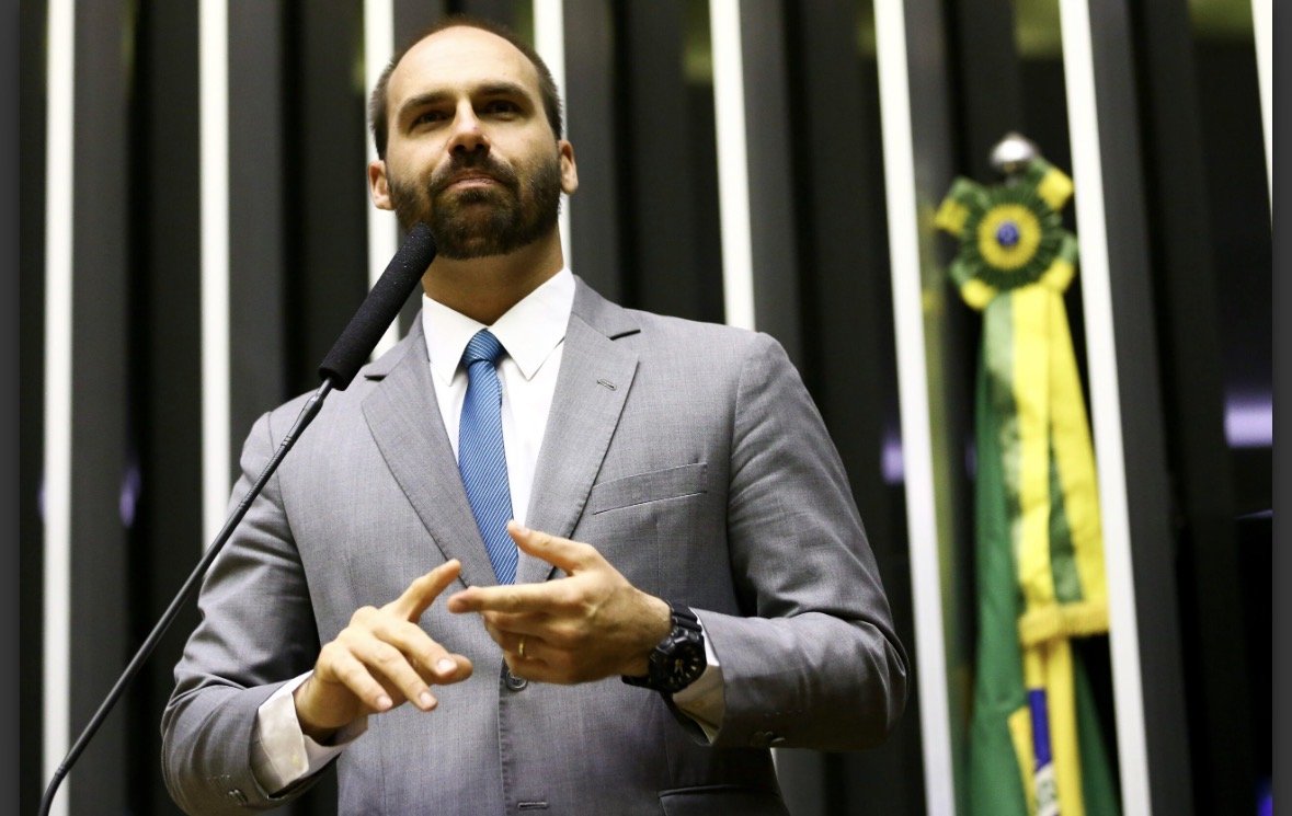 Eduardo Bolsonaro critica obrigatoriedade de vacinas no Brasil: 'Liberdade'