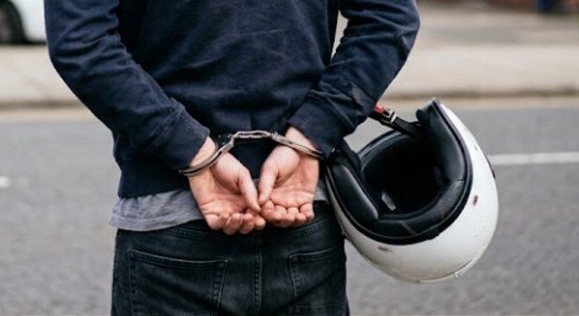 Dupla é presa após colocar capa de celular para ocultar placa de motocicleta em Manaus