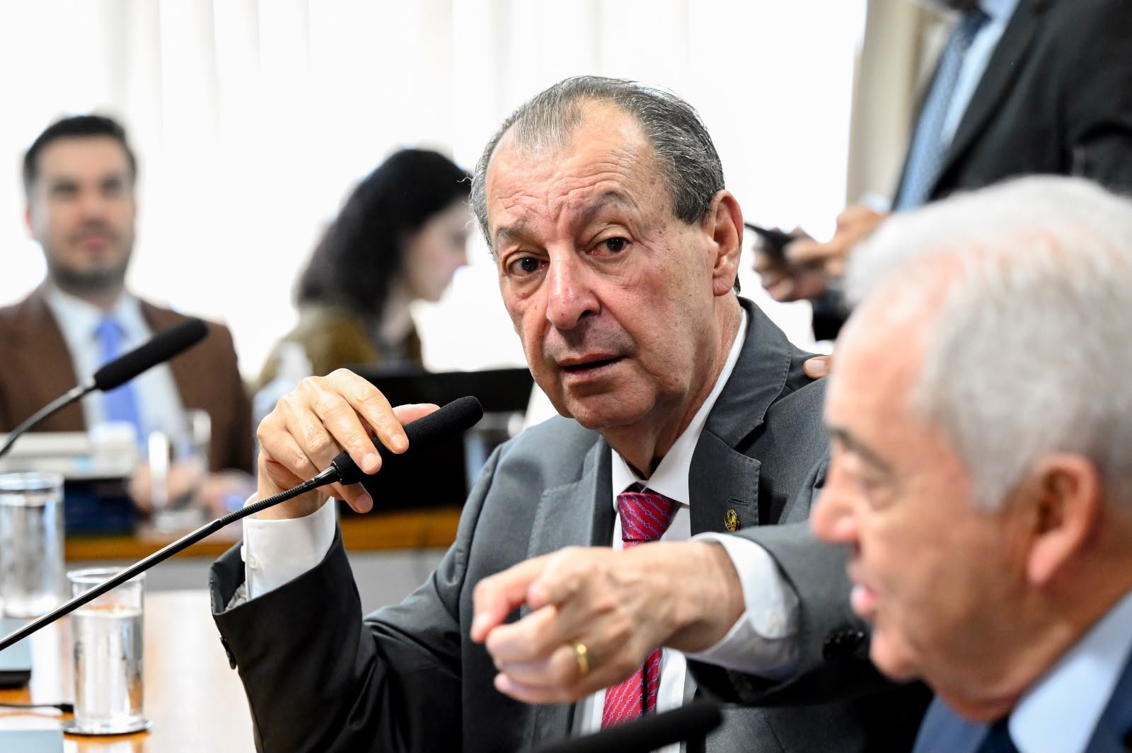 Fim da escala 6x1: Relatório de Omar Aziz propõe jornada de 40 horas sem corte salarial no Senado