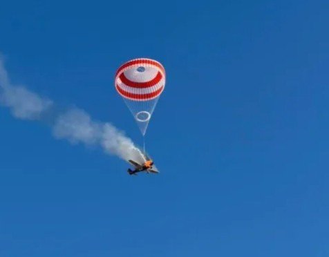Vídeo: Paraquedas salva piloto após avião sofrer incêndio e cair em Minas Gerais