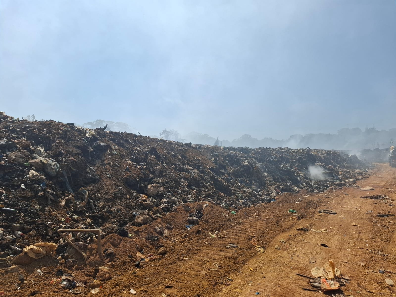 Fogo voraz: Incêndio em lixão no Iranduba completa uma semana