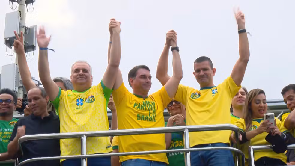 ‘Eu sou o único que pode sentar com os Estados Unidos’, diz Flávio Bolsonaro em comício