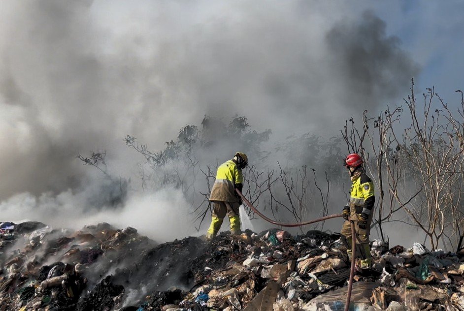 Incêndio em lixão de Iranduba dura mais de 18 horas e espalha fumaça até Manaus