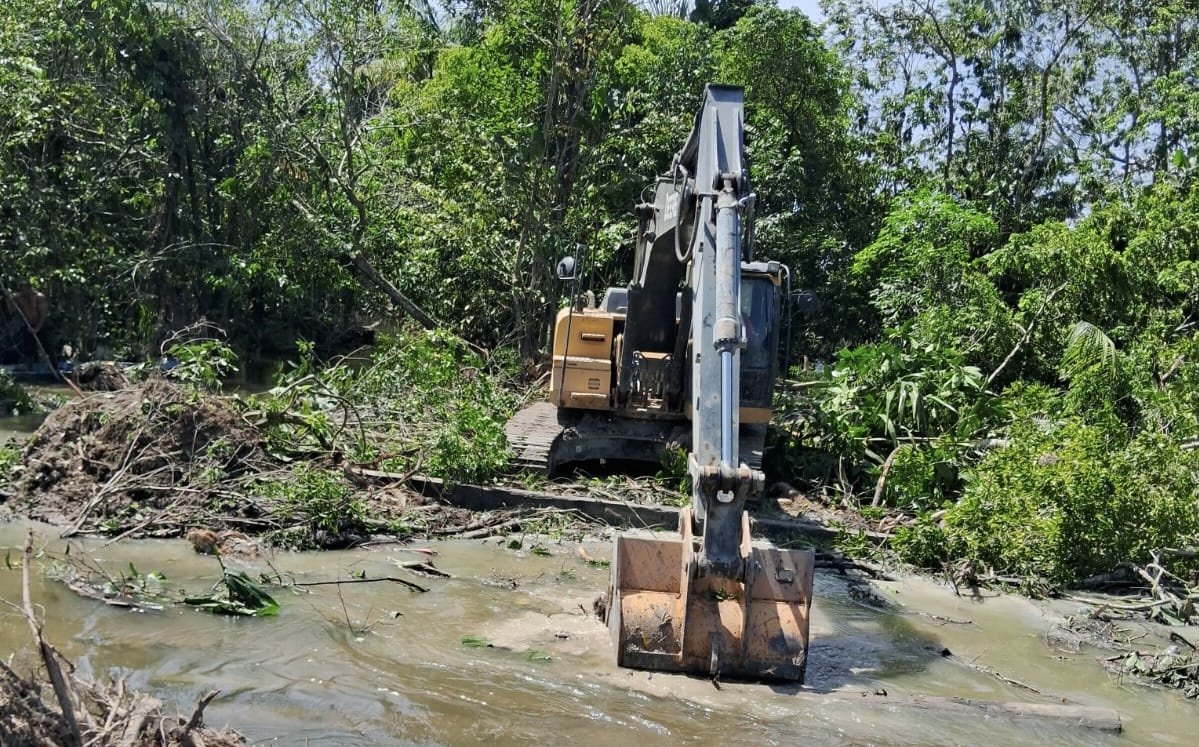 Operação de dragagem desobstrui canal no Tarumã e previne alagamentos