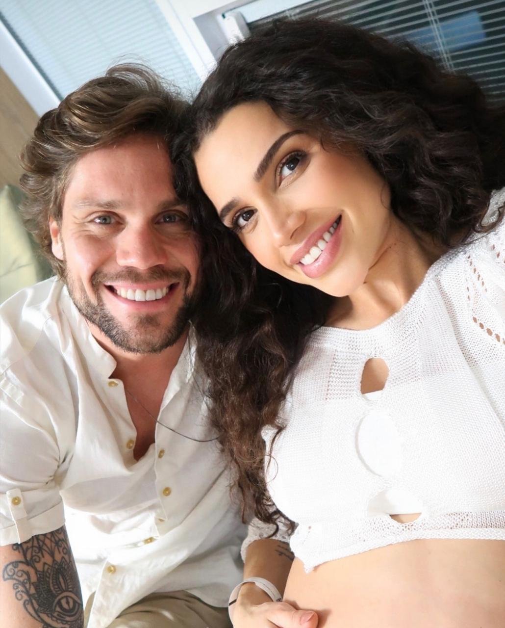 Ex-bbbs Breno Simões e Paula Amorim anunciam nascimento da filha