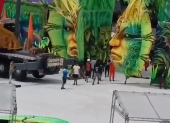 Trabalhador morre ao cair de guindaste enquanto montava alegoria da Flor Matizada em Manacapuru