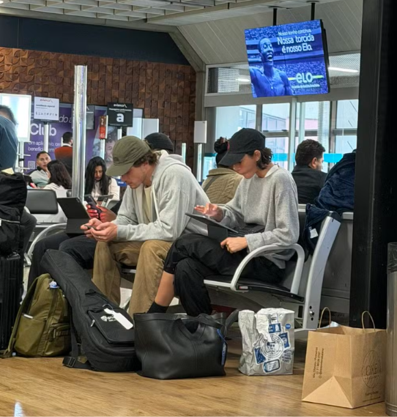 Bruna Marquezine e Shawn Mendes são vistos em aeroporto de São Paulo