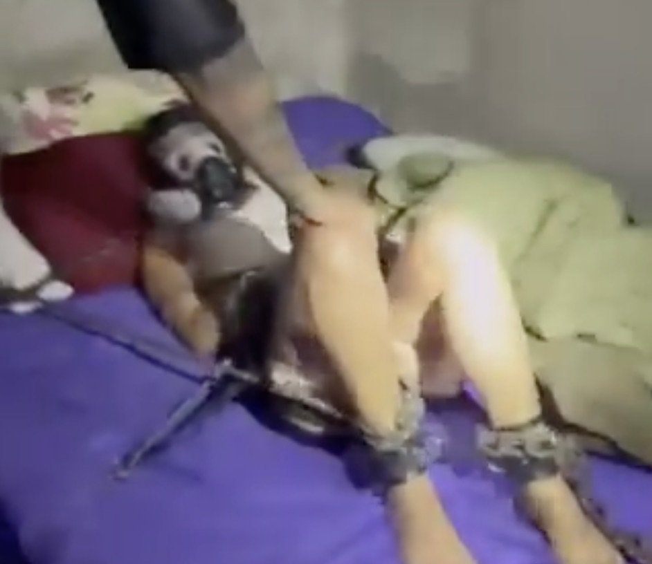 VÍDEO: Mulher é resgatada acorrentada após cinco dias em cativeiro mantido pelo ex-marido