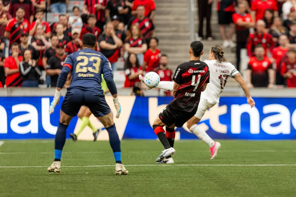 Em duelo movimentado, Athletico-PR e Fluminense ficam no empate pelo Brasileirão