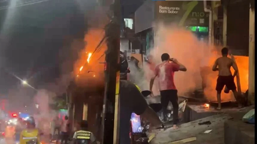 Vizinhos usam baldes e mangueiras para combater incêndio em comércio no Jorge Teixeira
