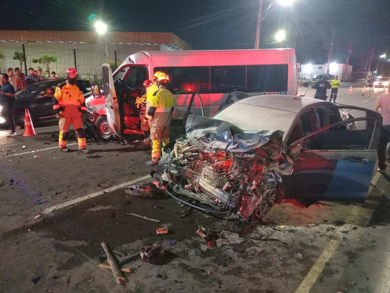 Acidente entre carro e van na Av. do Turismo deixa motorista morto e crianças feridas