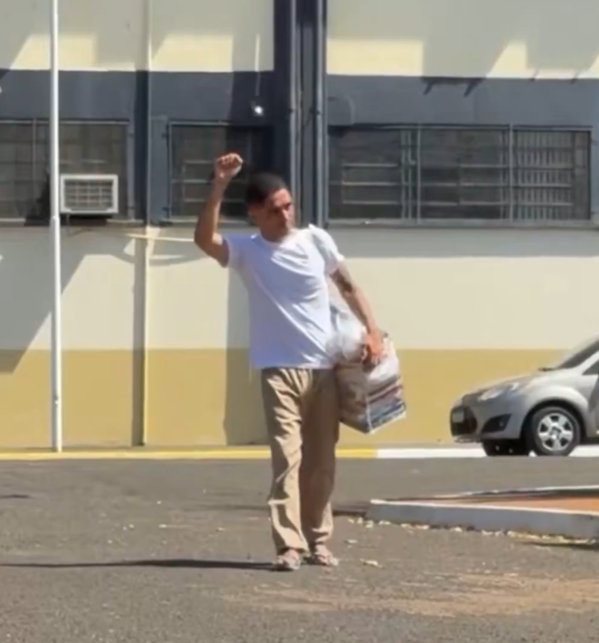 Influenciador Buzeira deixa presídio e é ovacionado por fãs