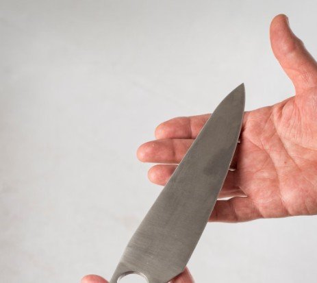 Mulher é presa após esfaquear outra durante suposta invasão à casa no Alvorada
