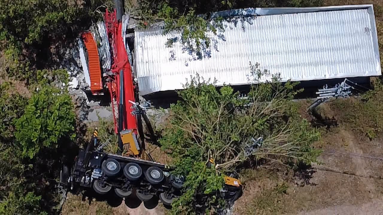 Guindaste tomba em área da Honda e atinge fio de alta tensão no Distrito Industrial
