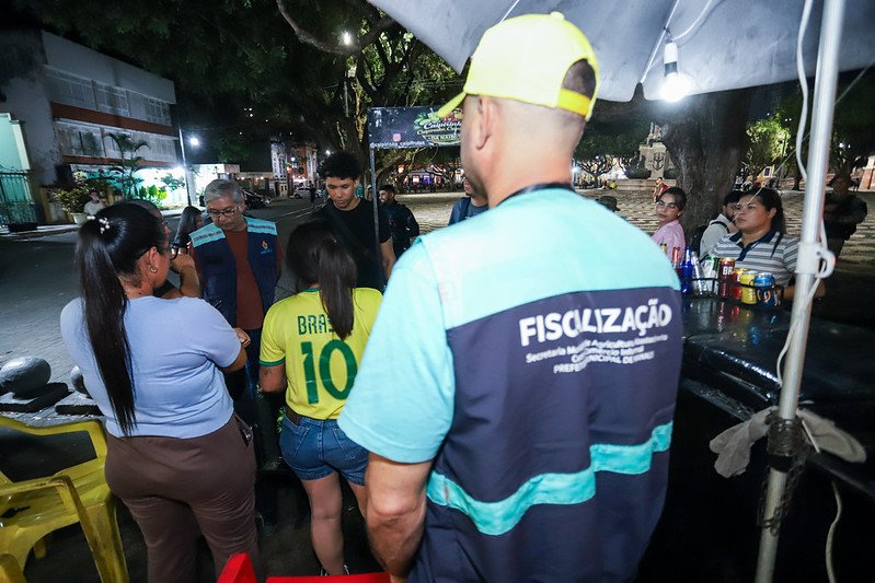 Prefeitura notifica 13 bancas irregulares durante operação no Centro de Manaus