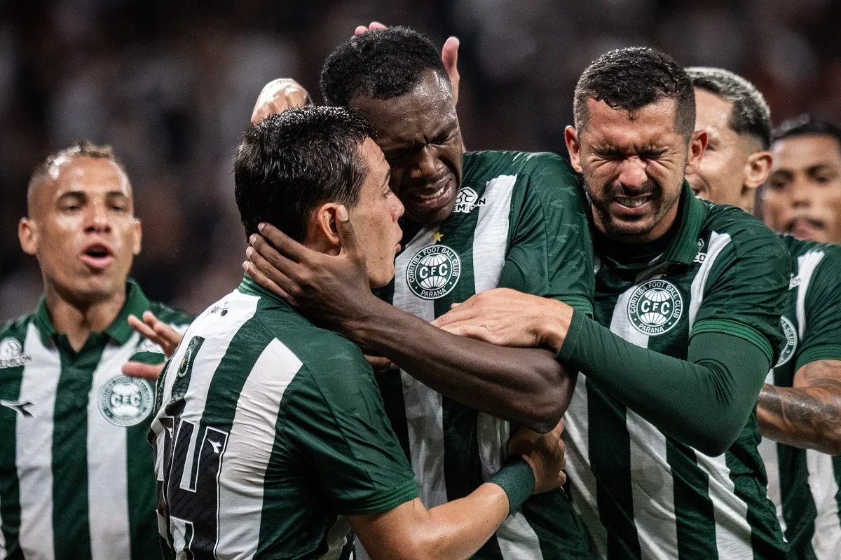 Coritiba vence e complica situação do Corinthians no Brasileirão