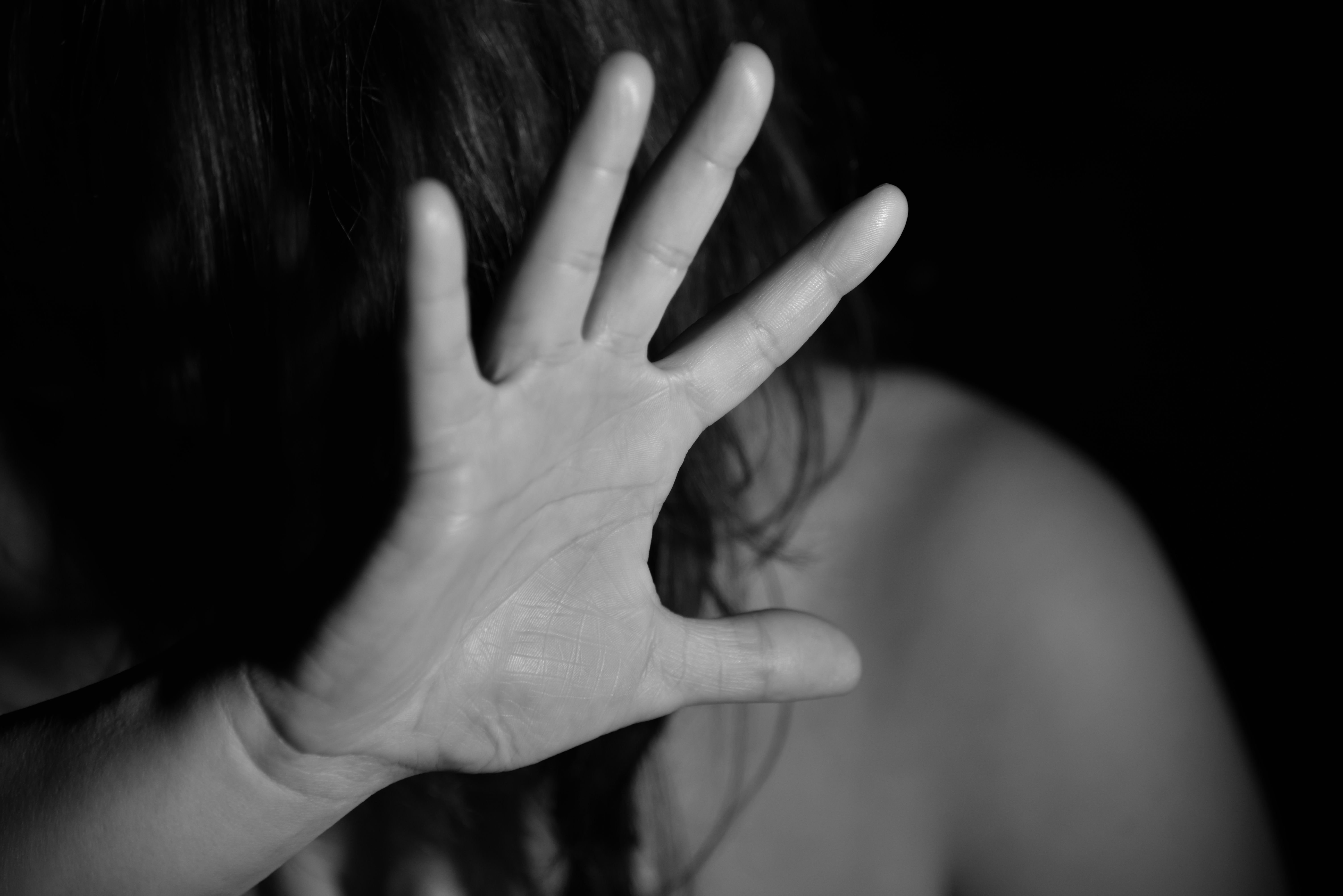Homem é preso suspeito de agredir esposa com a ajuda de amigos no Mauazinho