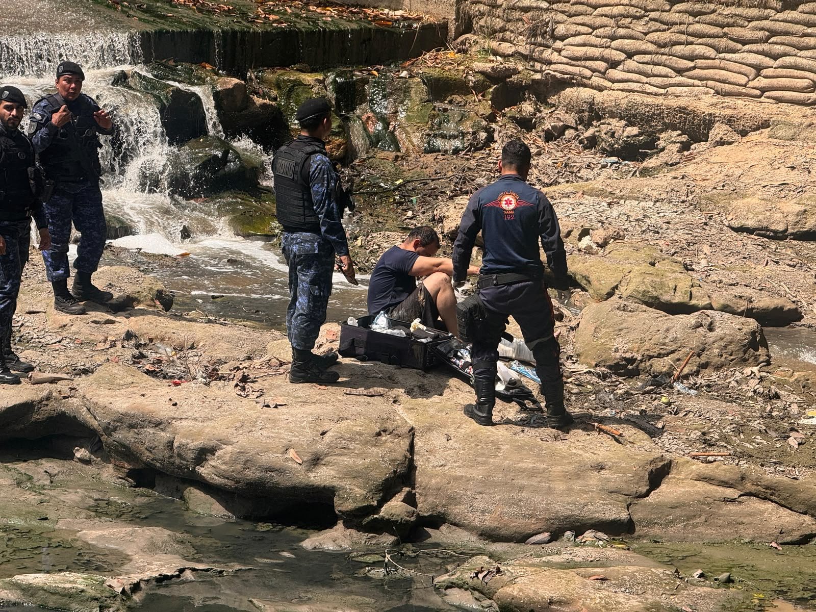 Homem se joga de ponte para tentar fugir da Guarda Municipal e acaba ferido em Manaus