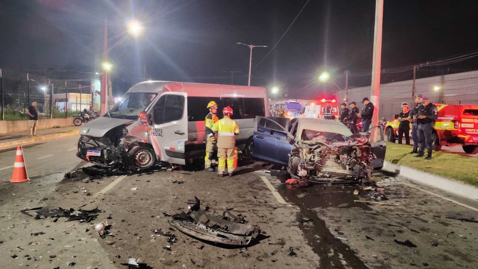 Criança fica em estado grave após acidente entre carro e van na Avenida do Turismo