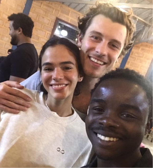 Bruna Marquezine e Shawn Mendes são vistos juntos em viagem a Angola
