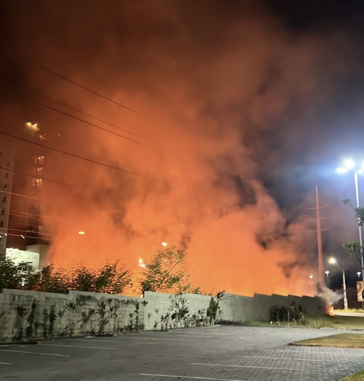 Incêndio de grandes proporções atinge terreno e assusta comerciantes na Avenida das Torres