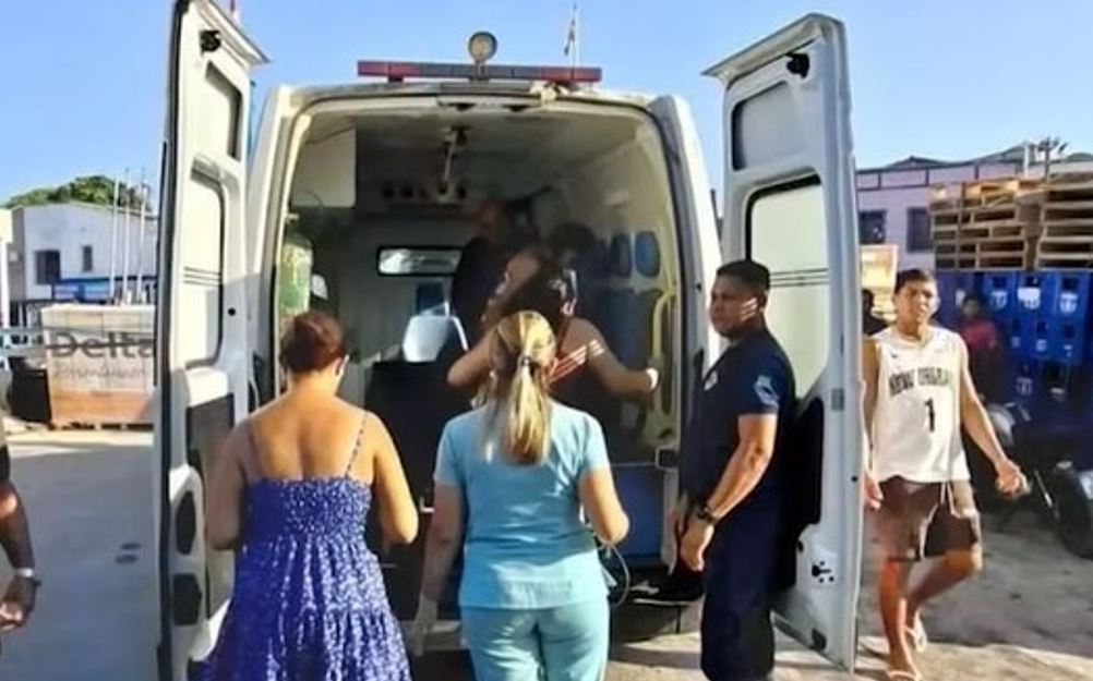 Idosa é resgatada por pescador após cair de ferryboat no Rio Amazonas