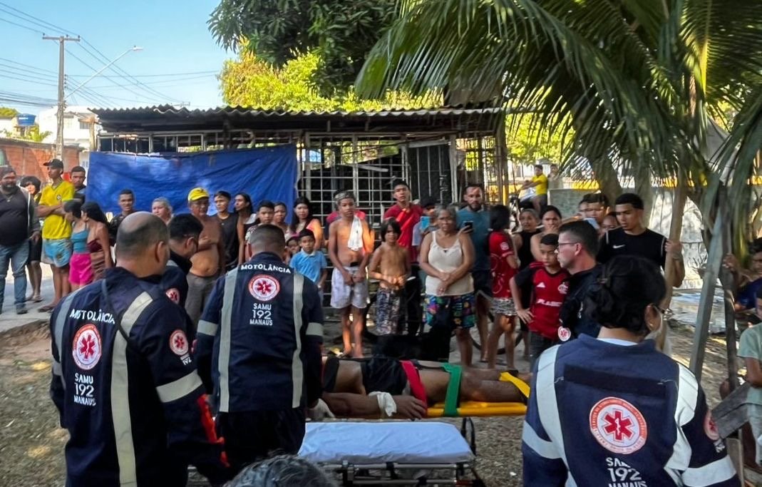 Populares dão pedradas em homem e o jogam no Igarapé do Passarinho