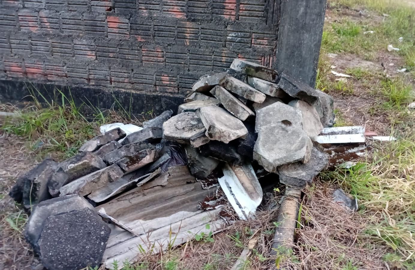 Corpo em decomposição e coberto por pedras é encontrado em terreno no Aleixo