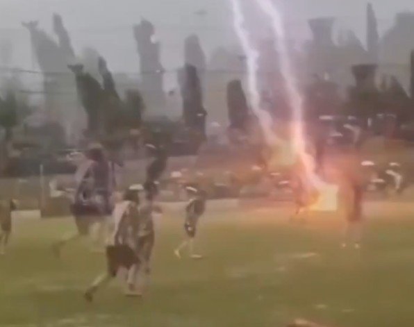 Vídeo: Jogador morre e 12 ficam feridos após raio atingir campo de futebol na Tailândia
