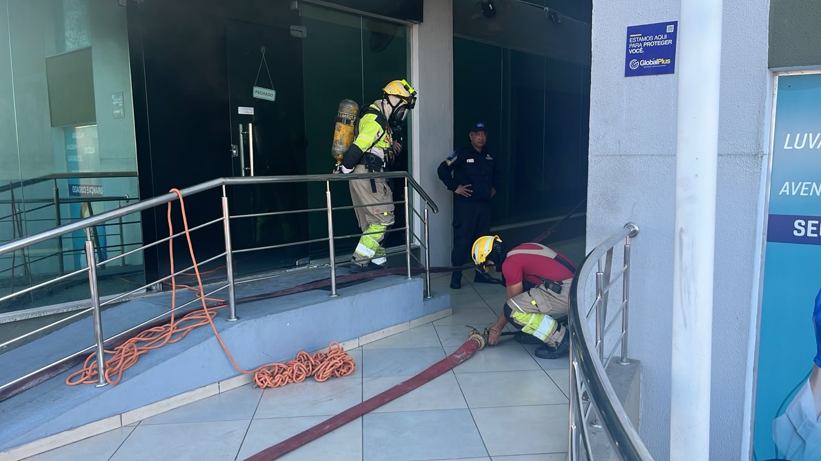 Centro comercial onde homem foi morto no estacionamento pega fogo no Parque Dez