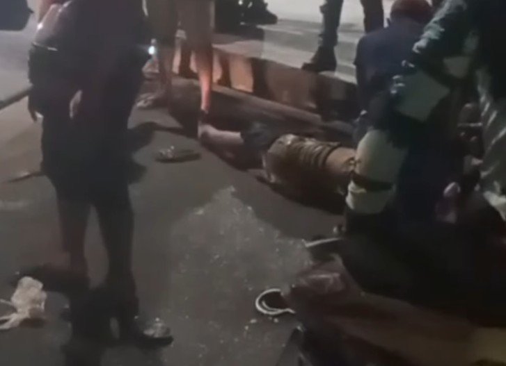 Acidente com motocicleta deixa casal ferido em avenida do Grande Vitória